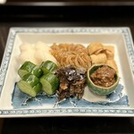 よし町 - 毎回私用に白米を1合炊いてもらってるんだけど、その米のお友達もくれるのー！！糸蒟蒻と肉味噌がお気に入り。