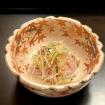 よし町 - ぎゃあああああ！！うめええええええ！
      鯉が美味しいとココで知ったんだ！
      身が締まってて素晴らしい！
      皮をカリカリにしたやつ和えてあって食感のアクセントなのも素晴らしい構成だ！
      香味野菜も美しい細切り！