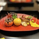 よし町 - 可愛い！
      
      唐墨イカ巻き最高！！
      絶妙なシコシコ食感のイカ！
      カラスミ柔らかくて凄く好き！
      2つの食材の硬さと食感が絶妙で素晴らしい！
