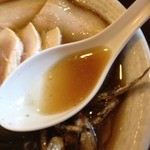 麺や しき - 限定　純煮干し（880円）スープ