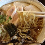 麺や しき - 限定　純煮干し（880円）麺リフト