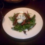 レンズ豆とポーチドエッグのサラダ