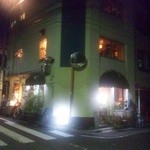 欧州のカフェを思わせる外観