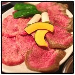 武石 - 特上タン塩。前日にカットして変色した分をサービスで頂きました。前日カットの方が、味が馴染んでて美味かったです（笑）