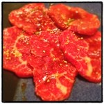 武石 - ロース。サッと炙る程度で、なめらかトロトロジューシーな味わいに