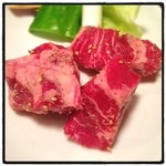 武石 - 上ロースサイコロ。見た目からは想像出来ないくらい、旨味が濃厚で、ジューシーな逸品。からし醤油との相性も秀逸