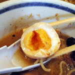 麺や 阿闍梨 - 味付け煮玉子は中まで火が通ってました。