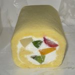 ローヤル洋菓子店 - フルーツたっぷりお得感抜群な「フルーツロール(\580)」。