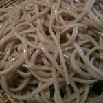 黒みがかった粗挽き蕎麦で、細切りのしなやかな蕎麦