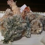 手打蕎麦のたぐと - 海老二本、イカ、野菜など8種類の天ぷら