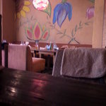 cafe bar WIRED - アジアチックな店内です。入り口近くの席にはモコモコの掛け毛布がおいてくれてます♪