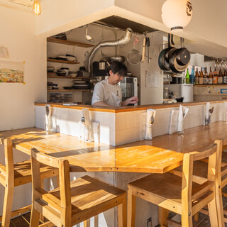 居心地よい落ち着いた店内で、おいしい料理とお酒で乾杯