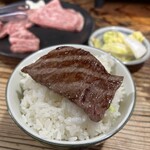 焼肉 初栄 - ロース オン ザ ライス