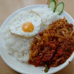 クイーンガーデン - ガパオライス900円(税込)
      少し甘めの味付け、玉ねぎたっぷりシャキシャキ食感が食欲をそそります♡
      卓上の辛味調味料をかけたら良い感じの辛さになりました。
      ご飯が進んで仕方ないとっても良いお味でした。