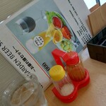 クイーンガーデン - ガパオライス900円(税込)
      少し甘めの味付け、玉ねぎたっぷりシャキシャキ食感が食欲をそそります♡
      卓上の辛味調味料をかけたら良い感じの辛さになりました。
      ご飯が進んで仕方ないとっても良いお味でした。