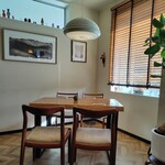 モン ルー - 4人用テーブル席1卓　後2人用テーブル席が1卓あります