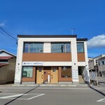 モン ルー - 店構え　右側の入口　中軽井沢駅前です