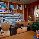 Azur - 文庫本が並ぶ店内