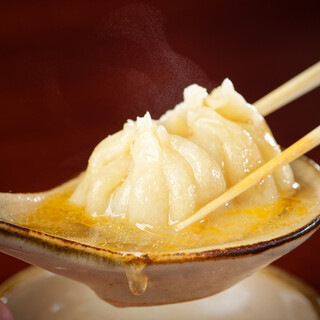 肉汁溢れる和牛テールの小籠包自家製牛醤でどうぞ！