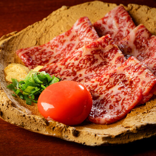 百名店選出！サーロインユッケや酢牛など魅力的な和牛料理を提供