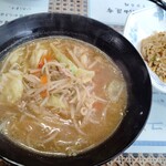 山忠 - 黒い器は「小味噌」です。