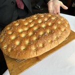 リストランテ･ヒロ チェントロ 丸ビル店 - カット前のフォカッチャ、でかい！