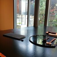 きつね - 中庭の見えるテーブル席に通されて