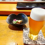 小判寿司 - お通しとエビス（660円）