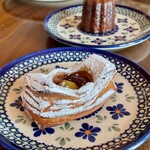 前田パン - マロンのデニッシュ(162円)1枚1枚が極薄のデニッシュ生地。かぶりつくとパリパリと音がするほどサクサクです。中にはマロンペーストと栗。もはやケーキです。たっぷりの粉砂糖を前にくしゃみは厳禁。