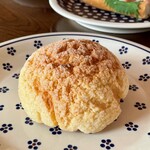 前田パン - メロンパン(248円)表面のクッキー生地は油断すると口の中を痛めるかもしれないほどザクザク。メロンパンなのにオレンジの香りがします。マイ・ベスト・メロンパン。