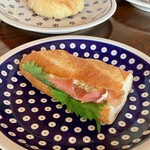 前田パン - 生ハムとチーズのバケット(454円)硬めのバケットはかめばかむほど小麦の味と香りが広がります。薄い生ハムとチーズは最高の組み合わせ。爽やかな大葉がいい仕事しています。ワイン飲みたい。