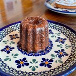 前田パン - カヌレ(302円)外側はバリバリで香ばしいカラメル感たっぷり、中はしっとりモチモチ。美しい佇まい。