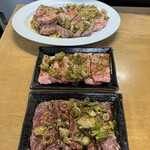 平壌苑 - 奥からカルビと中落ちカルビ、上ロース、上ハラミ