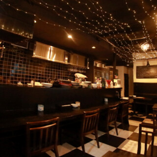 おひとり様から貸切利用まで、様々なシーンに対応のシックな空間