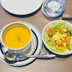 Kitano Grill & Bar - ランチセットのかぼちゃスープとサラダ