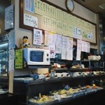 一力 - 料理が列ぶ店内