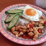 サンライズカフェ - 鶏肉のタイ風バジル炒めご飯