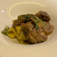 ピアット・スズキ - パッパルデッレ 仔牛頬肉と乾燥ポルチーニ茸のラグー