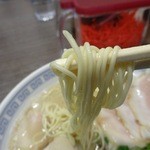 麺は細麺（＃26）で丸みを帯びたストレート