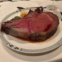 ロウリーズ・ザ・プライムリブ 恵比寿ガーデンプレイス店 - ダイヤモンド・ジム・ブレーディカット690g（骨付き）正面から