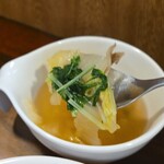 キッチン ブルー グローブ - 具沢山な白菜スープ