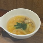 キッチン ブルー グローブ - 白菜スープのアップ