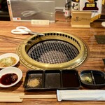 SATOブリアン七番 - 店舗雰囲気（一人焼肉用カウンター）