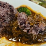 キッチン ブルー グローブ - モチモチな黒米とソース