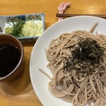 たかい - 〆のざるそば　　薬味はネギ、大葉、わさび