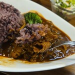 キッチン ブルー グローブ - 黒米とハッシュドビーフ