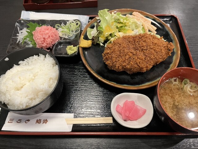 食堂もり川 もり川メンチカツ定食ねぎとろ 1200円