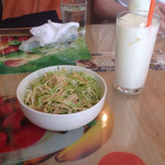 インドレストラン ムンタージ - ランチ…ラッシーとサラダ