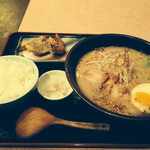 とら家 - とんこつラーメンセット