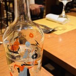 Trattoria Da KENZO - 卓上に備え付けの炭酸水　ボトルが可愛い